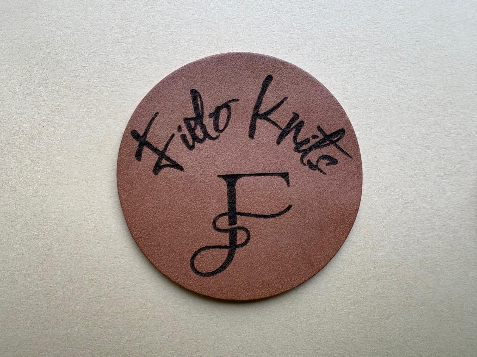 Groot rond leren label met ontwerp fielo knits
