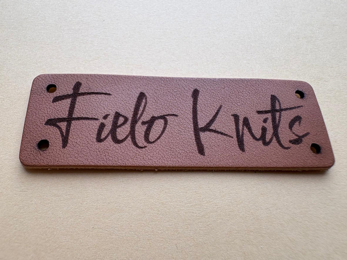 Klein rechthoekig leren label met ontwerp fielo knits