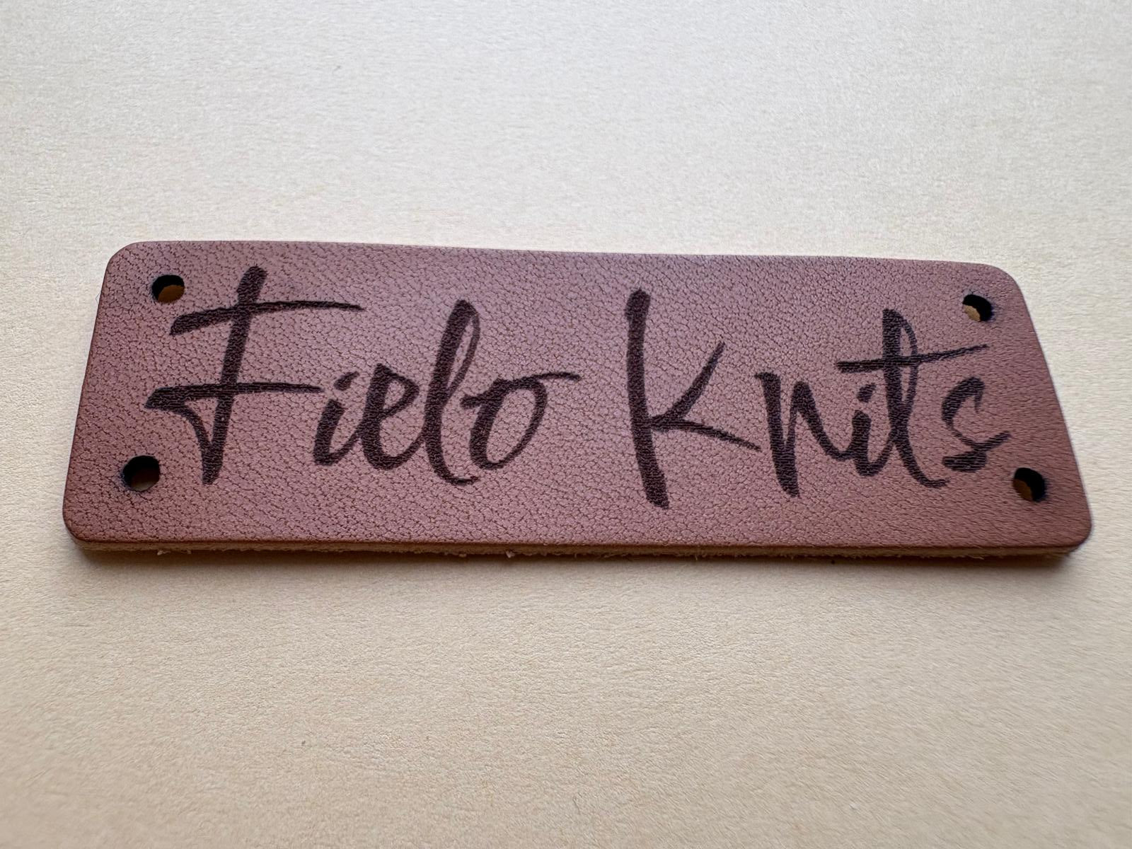 Klein rechthoekig leren label met ontwerp fielo knits