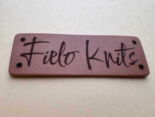 Klein rechthoekig leren label met ontwerp fielo knits